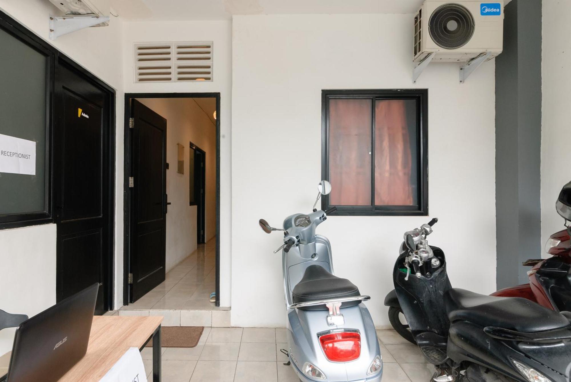 מלון בקאסי Reddoorz At Flamboyan Harapan Indah מראה חיצוני תמונה