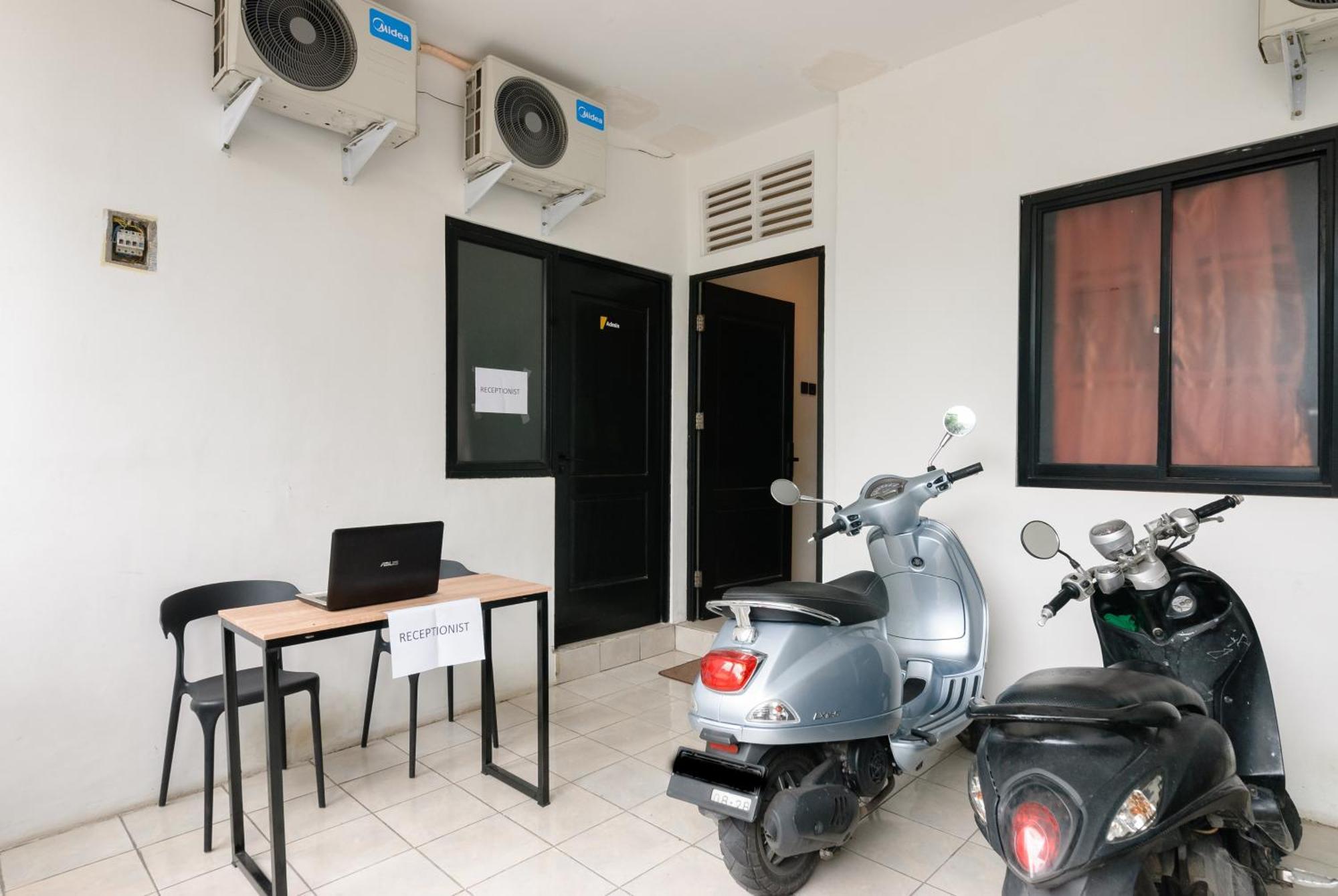 מלון בקאסי Reddoorz At Flamboyan Harapan Indah מראה חיצוני תמונה