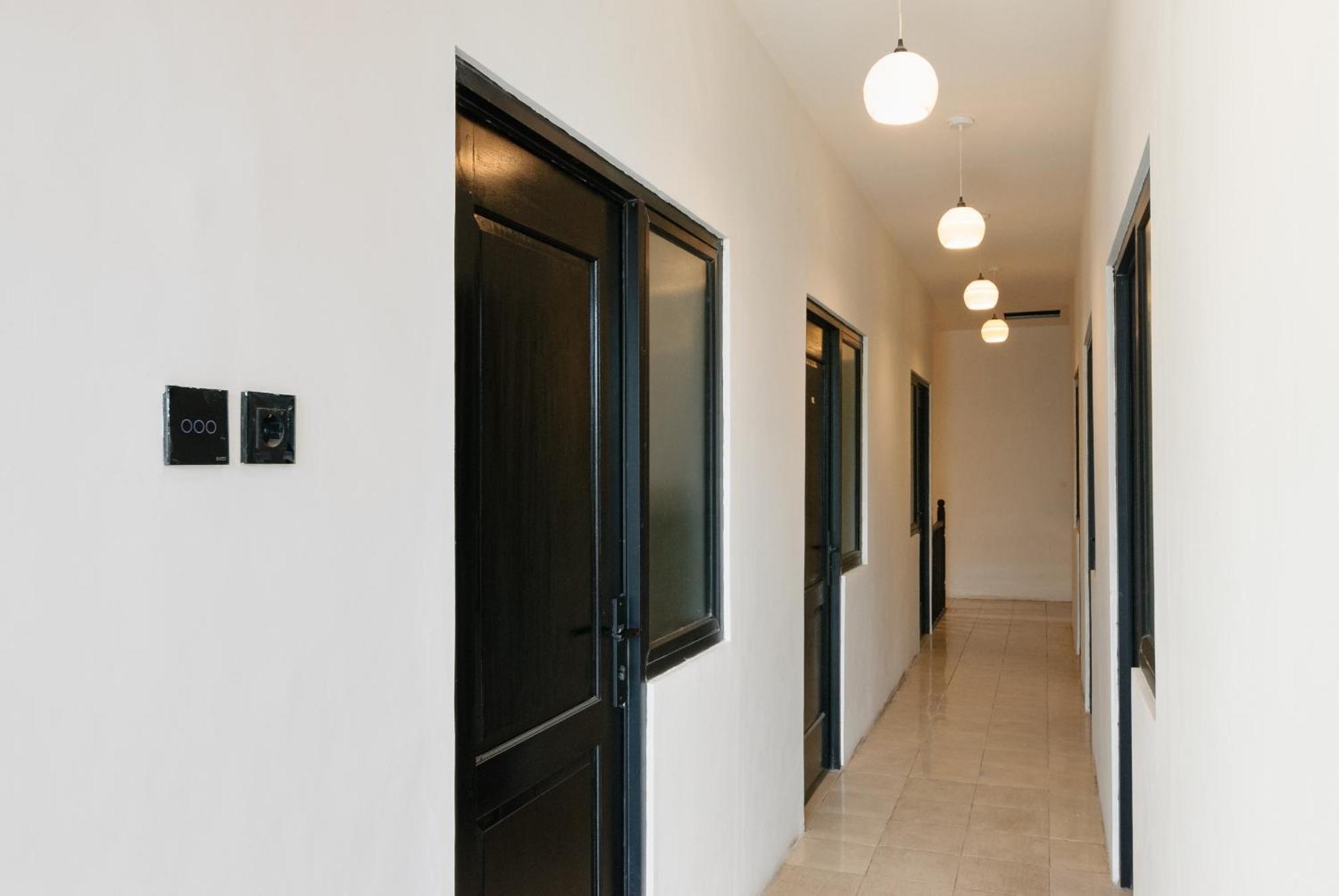 מלון בקאסי Reddoorz At Flamboyan Harapan Indah מראה חיצוני תמונה