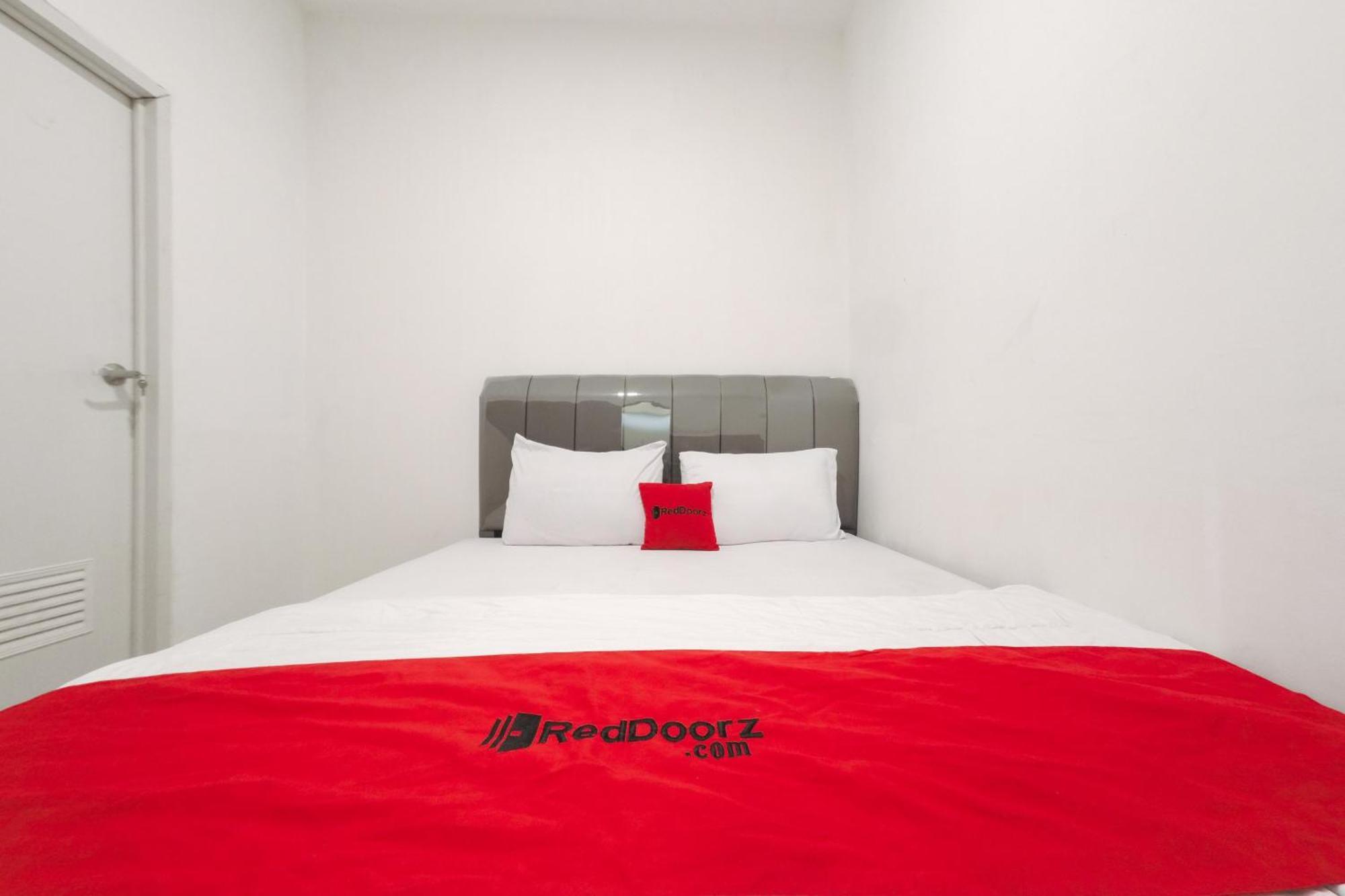 מלון בקאסי Reddoorz At Flamboyan Harapan Indah מראה חיצוני תמונה