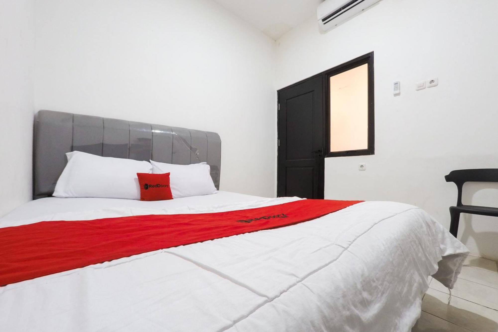 מלון בקאסי Reddoorz At Flamboyan Harapan Indah מראה חיצוני תמונה