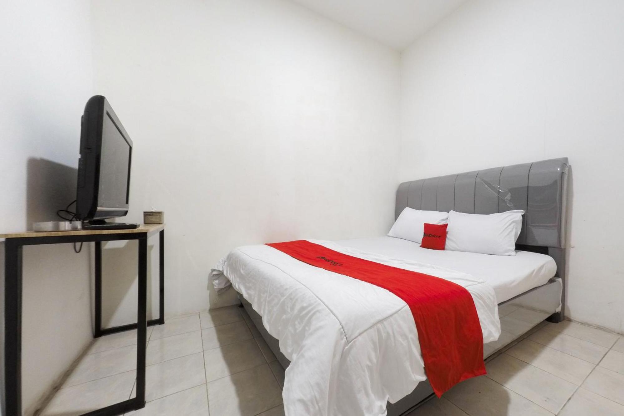 מלון בקאסי Reddoorz At Flamboyan Harapan Indah מראה חיצוני תמונה